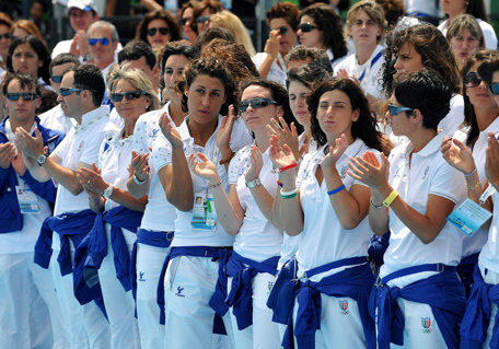 La cerimonia dell'alzabandiera