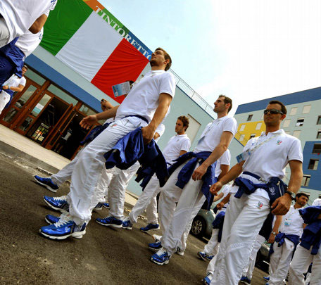 La cerimonia dell'alzabandiera