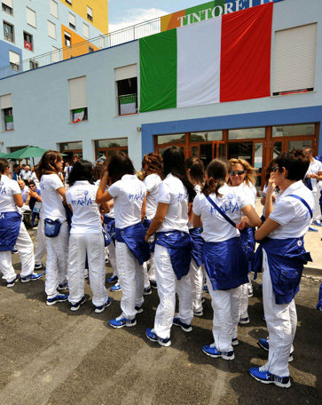 La cerimonia dell'alzabandiera