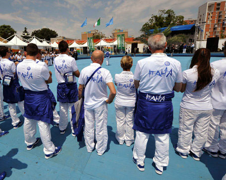 La cerimonia dell'alzabandiera