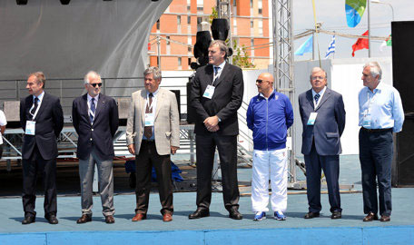 La cerimonia dell'alzabandiera