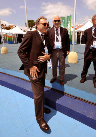 La cerimonia dell'alzabandiera